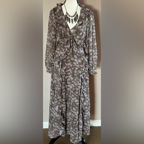 Storia Dresses & Skirts - Storia Floral Ruffled Dress